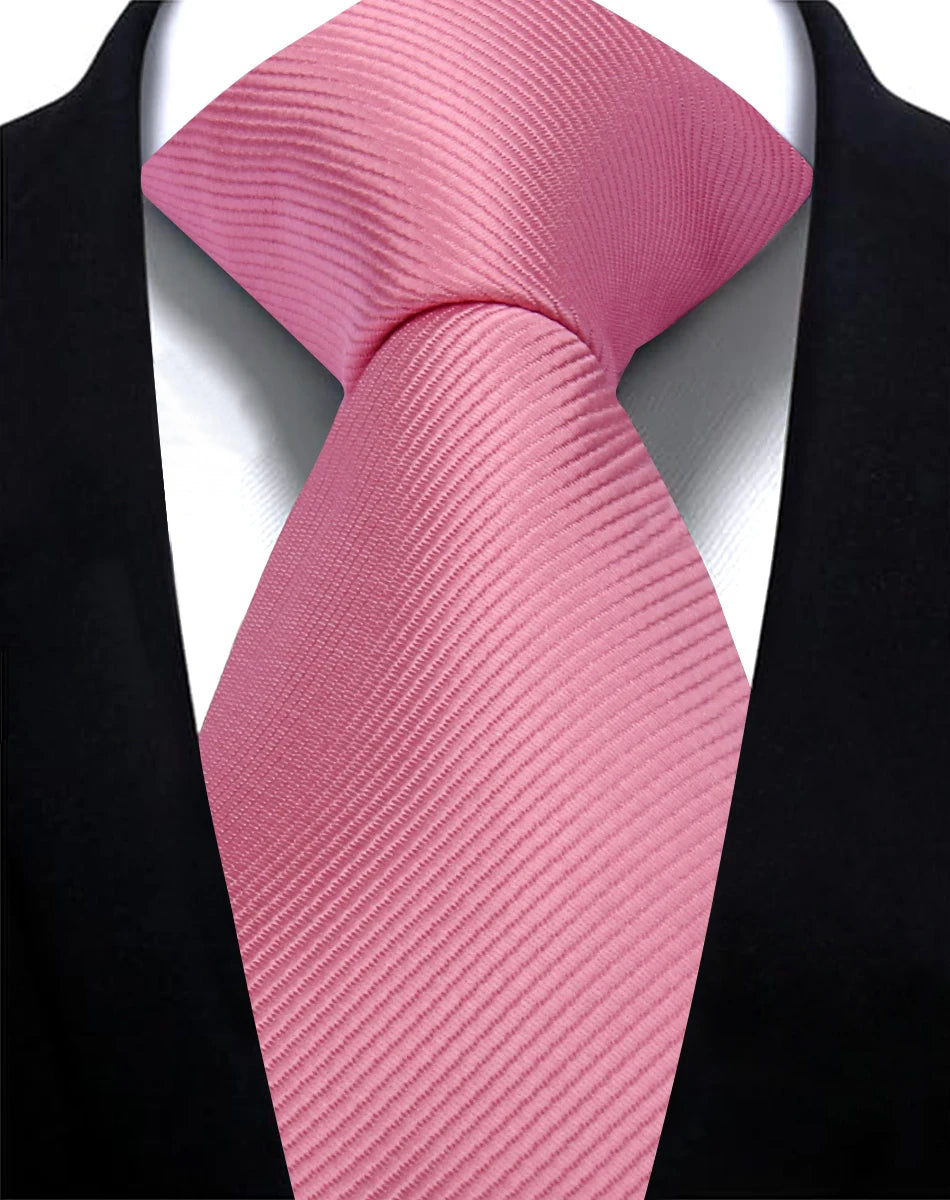 Pinker Slim-Klassik-Herren-Jute-Kravatt, geknotet, vor schwarzem Sakkojacke.