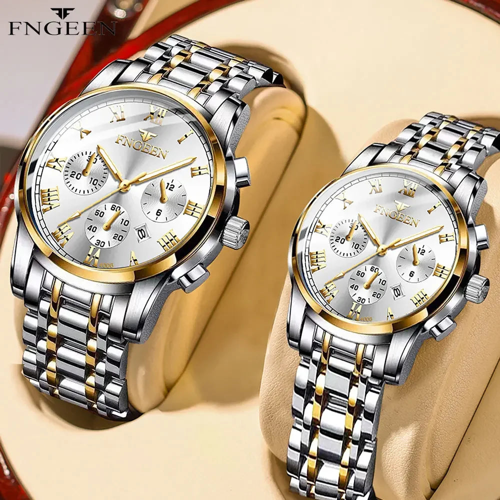 Ein Paar silber- und goldfarbener Edelstahl-Quarzuhren mit Metallarmbändern auf hellem Hintergrund.