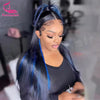 Una modelo muestra su largo cabello azul oscuro con mechones azules y una peluca de encaje.