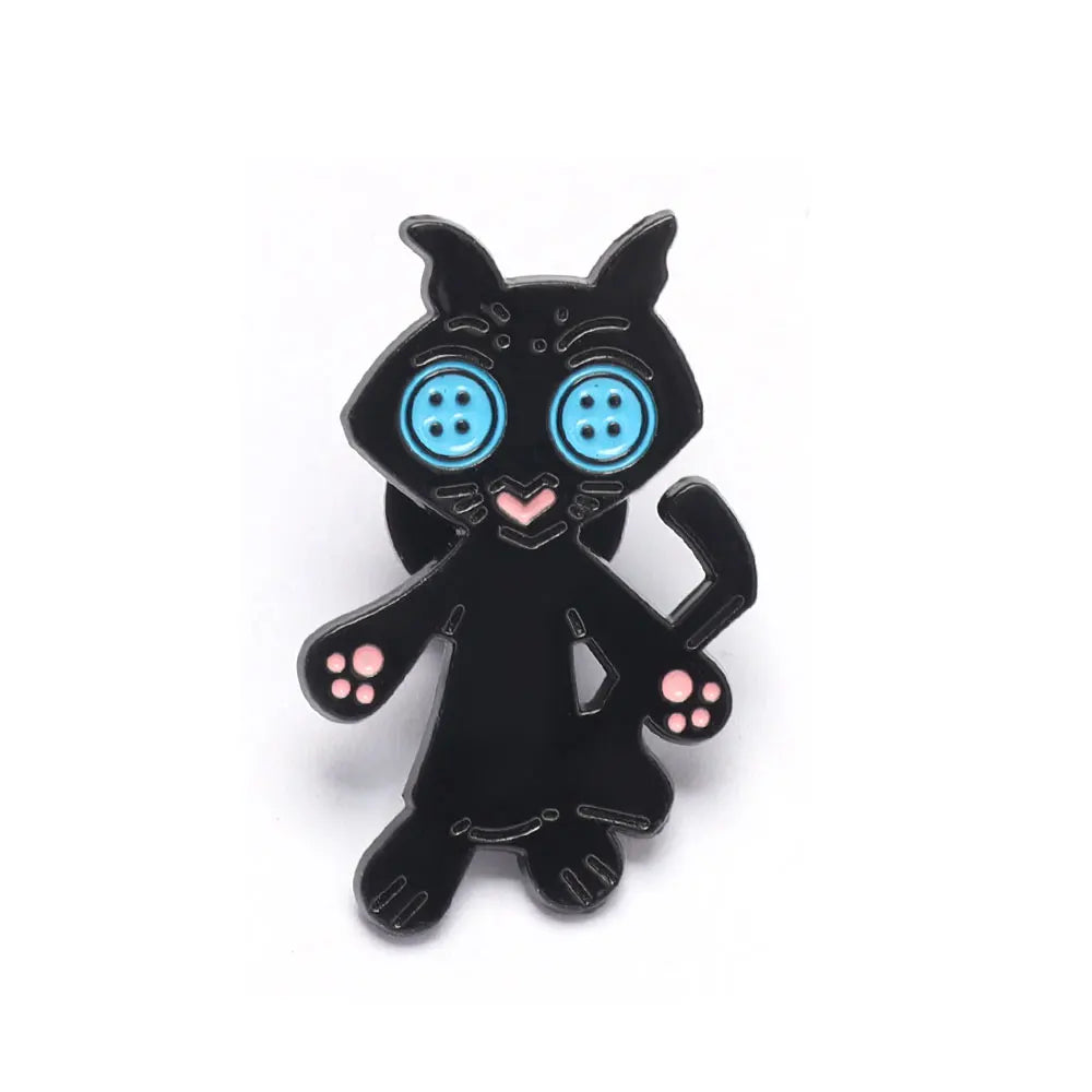 Broche émaillée noire d'un visage de chat avec des yeux bleus lumineux et des accents roses