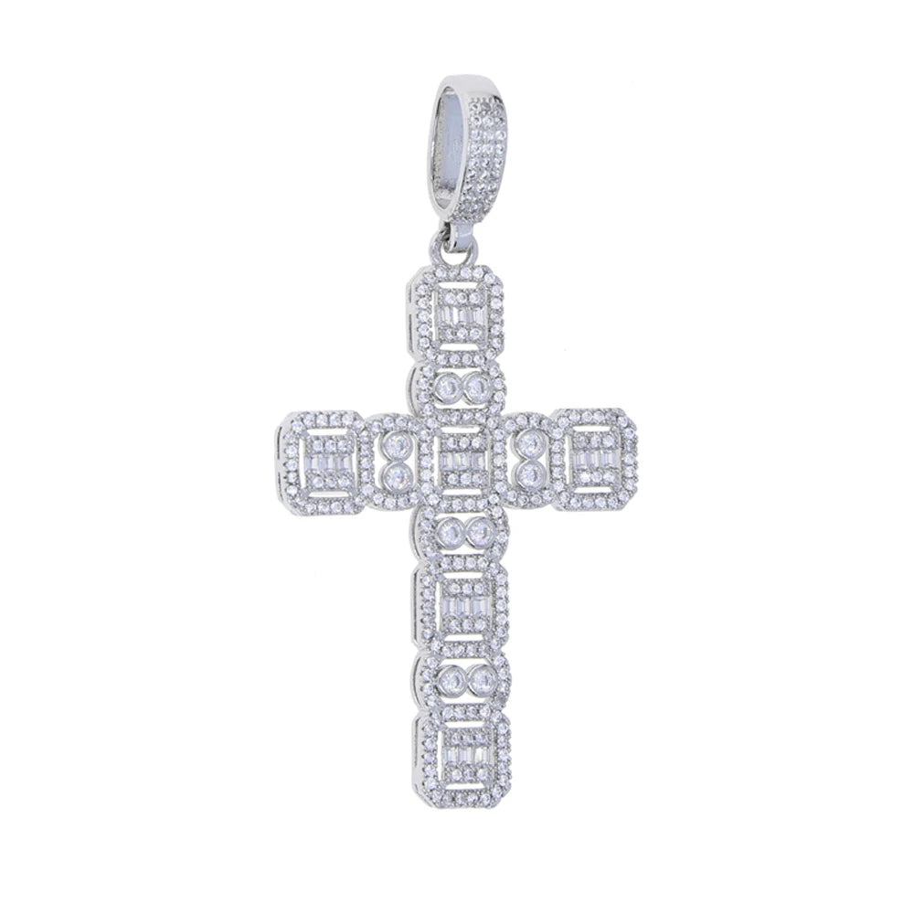 Pendentif croix argenté serti de glace avec design géométrique détaillé