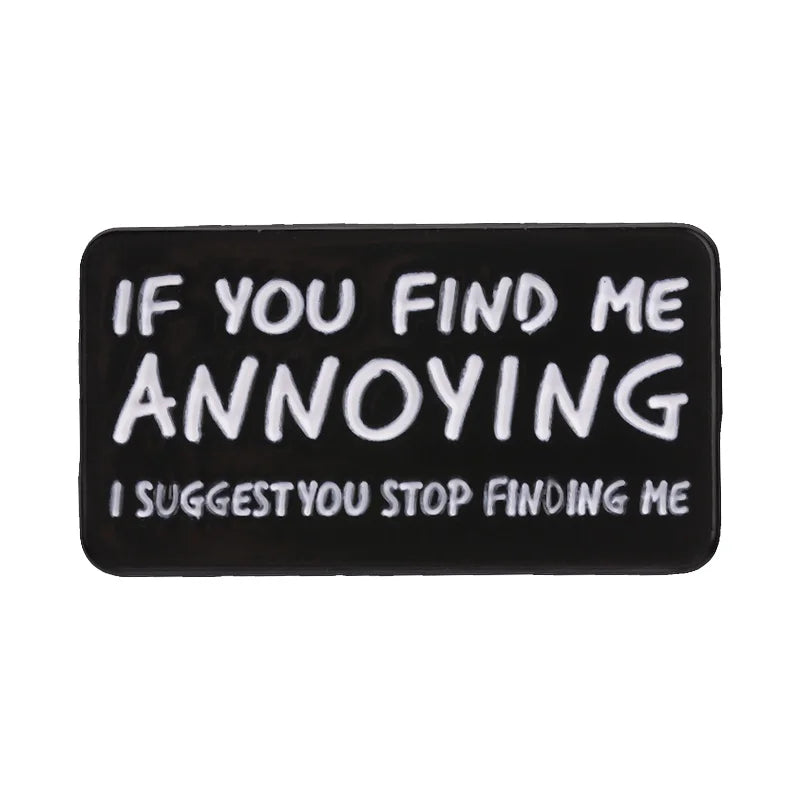 Pin de esmalte negro con texto blanco que dice Si me encuentras molesta, sugiero que dejes de encontrarme