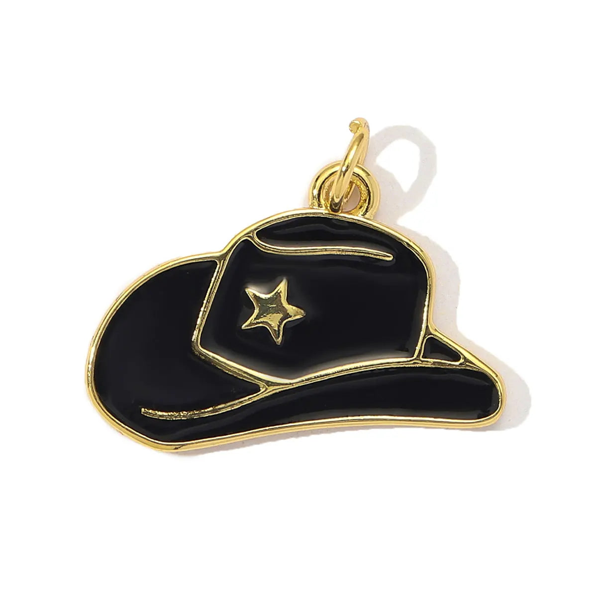 Un charm ton or, en forme de chapeau fedora noir avec un détail étoile dorée.