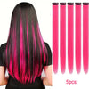 Una mujer muestra la parte posterior de extensiones de cabello liso y largo en colores negro y rosa brillante.
