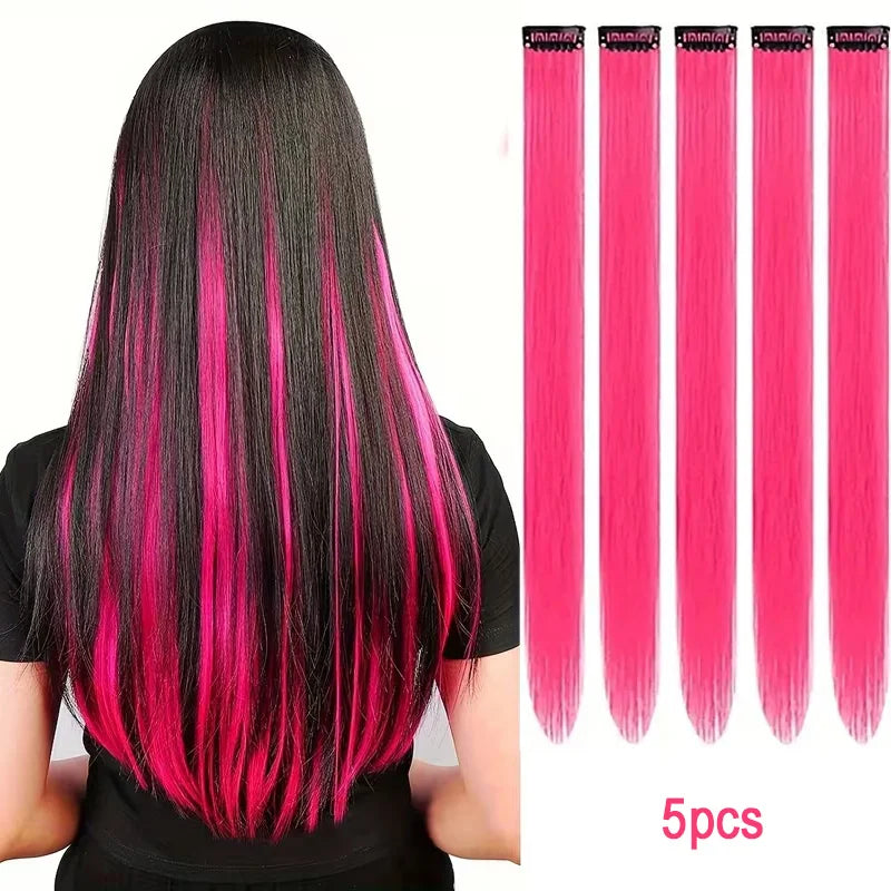 Una mujer muestra la parte posterior de extensiones de cabello liso y largo en colores negro y rosa brillante.