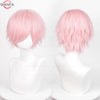 Una peluca corta rosa claro con flequillo deshilachado mostrada en un maniquí de cabeza blanca.