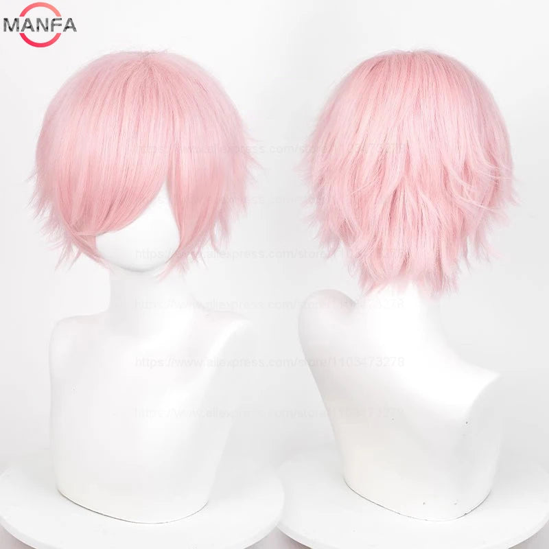 Una peluca corta rosa claro con flequillo deshilachado mostrada en un maniquí de cabeza blanca.