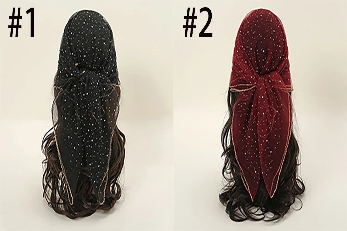 Zwei Ansichten eines dunkelmaronen Diamond Sky Star Mode-Hijabs, zu einem Knoten gebunden