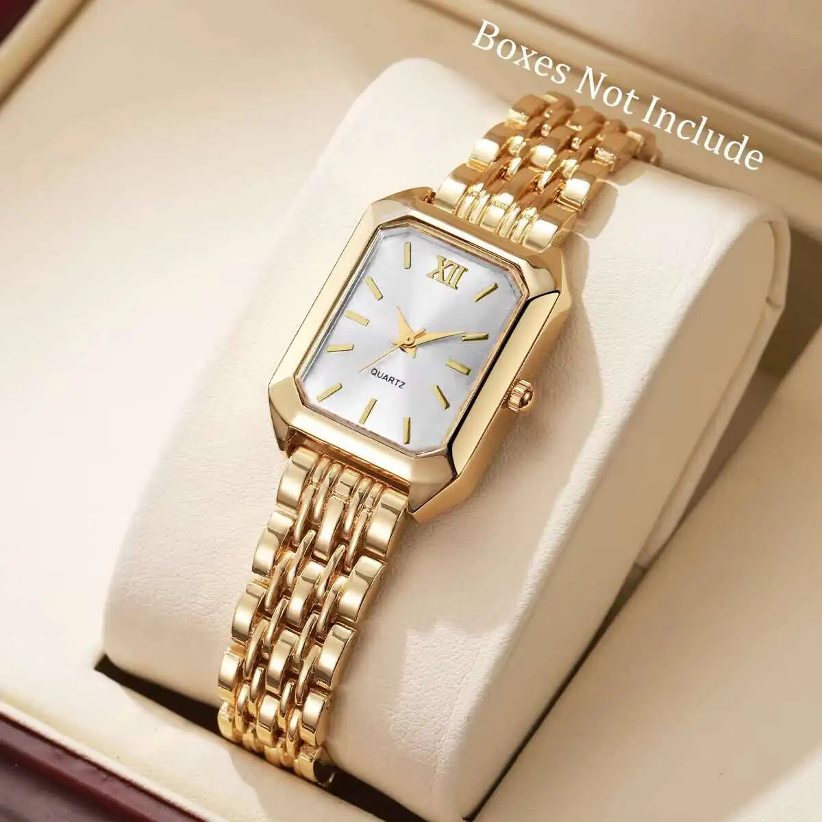 Reloj de pulsera analógico de cuarzo en tono dorado con caja cuadrada y pulsera, exhibido en una caja de color claro.