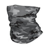 Una bufanda de cuello de camuflaje gris y verde usada alrededor del cuello.