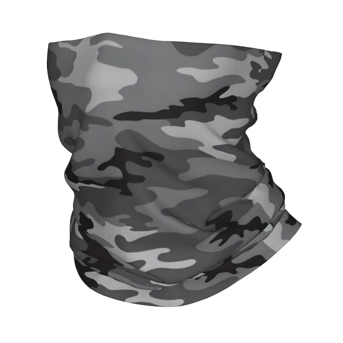 Una bufanda de cuello de camuflaje gris y verde usada alrededor del cuello.