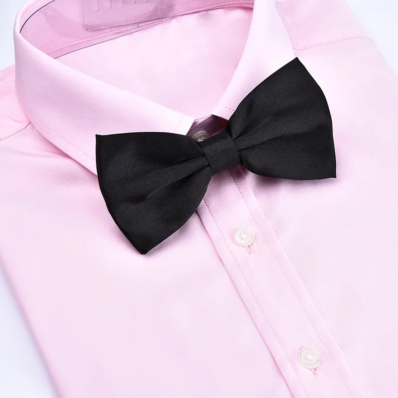 Chemise rose avec nœud papillon noir au col.
