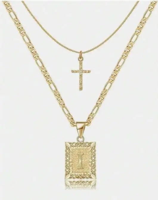 Collier en chaîne en or avec pendentif croix et charm lettre rectangulaire
