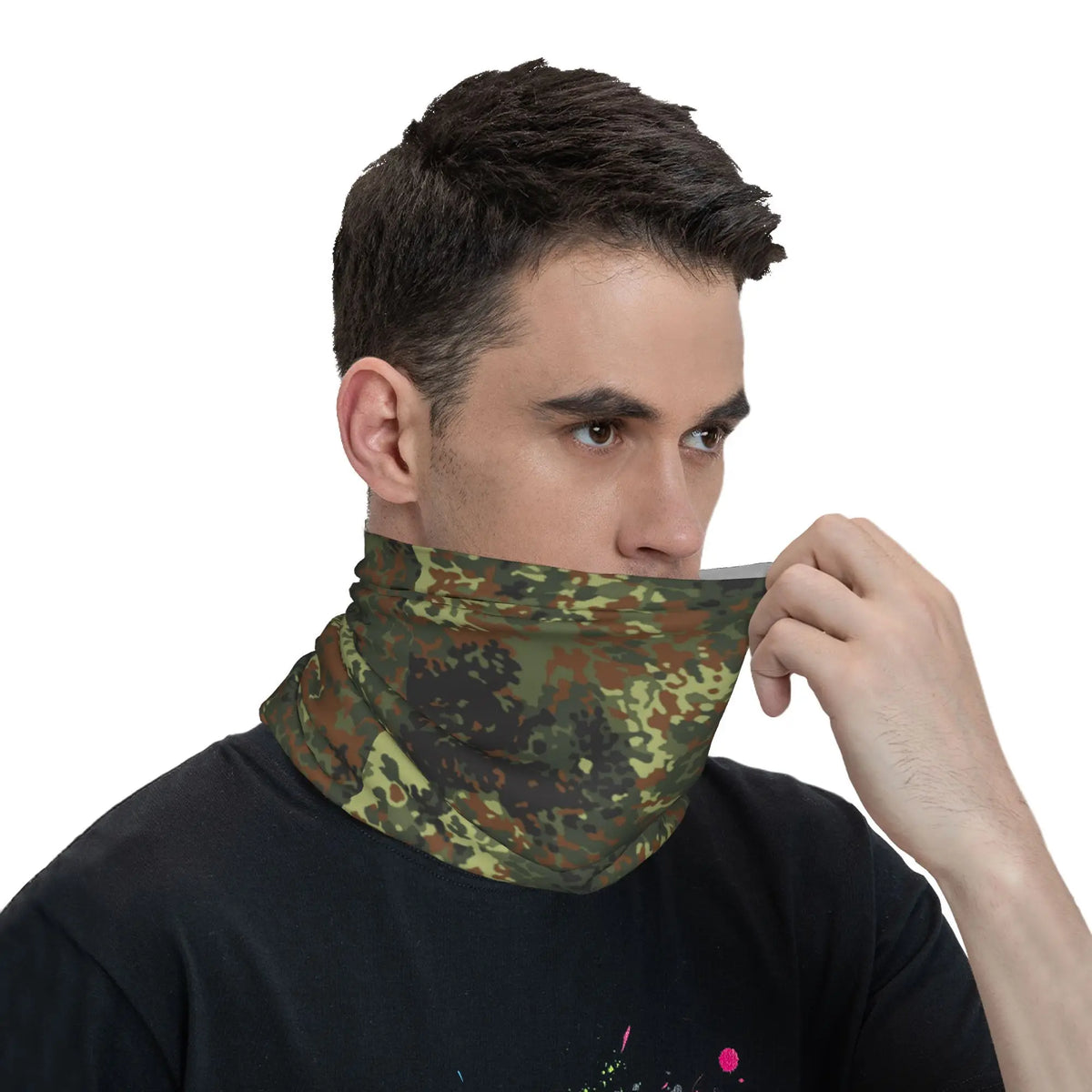 Un hombre vistiendo un cuello camuflado para actividades al aire libre en invierno.