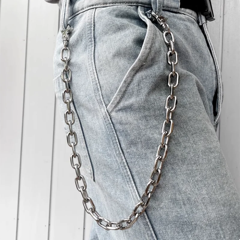 Nahaufnahme von hellgrauen Jeans mit silbernem Kettenaccessoire am Bund.