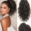 Una mujer modela extensiones de coleta con pinzas rizadas en cabello castaño oscuro, mostrando la moda.