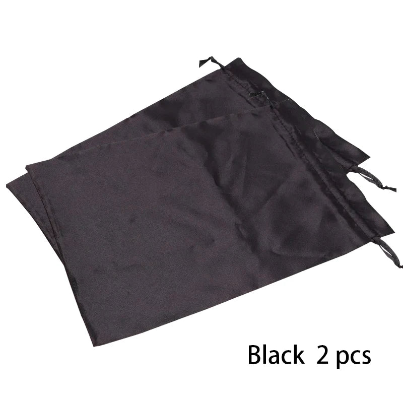 Zwei schwarze Satin-Aufbewahrungstaschen für Perücken, flach dargestellt.