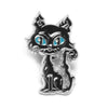Broche émaillée argentée représentant le visage d'un chat noir détaillé aux yeux bleus.