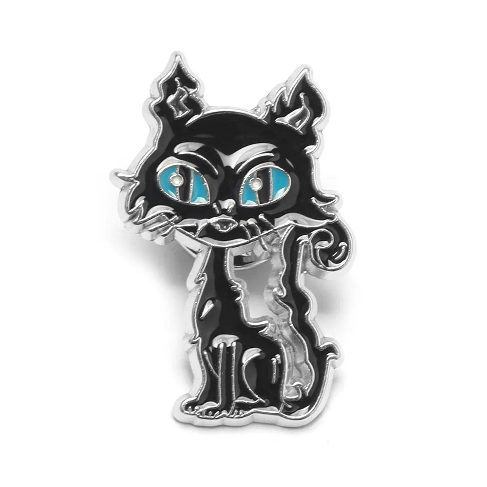 Broche émaillée argentée représentant le visage d'un chat noir détaillé aux yeux bleus.