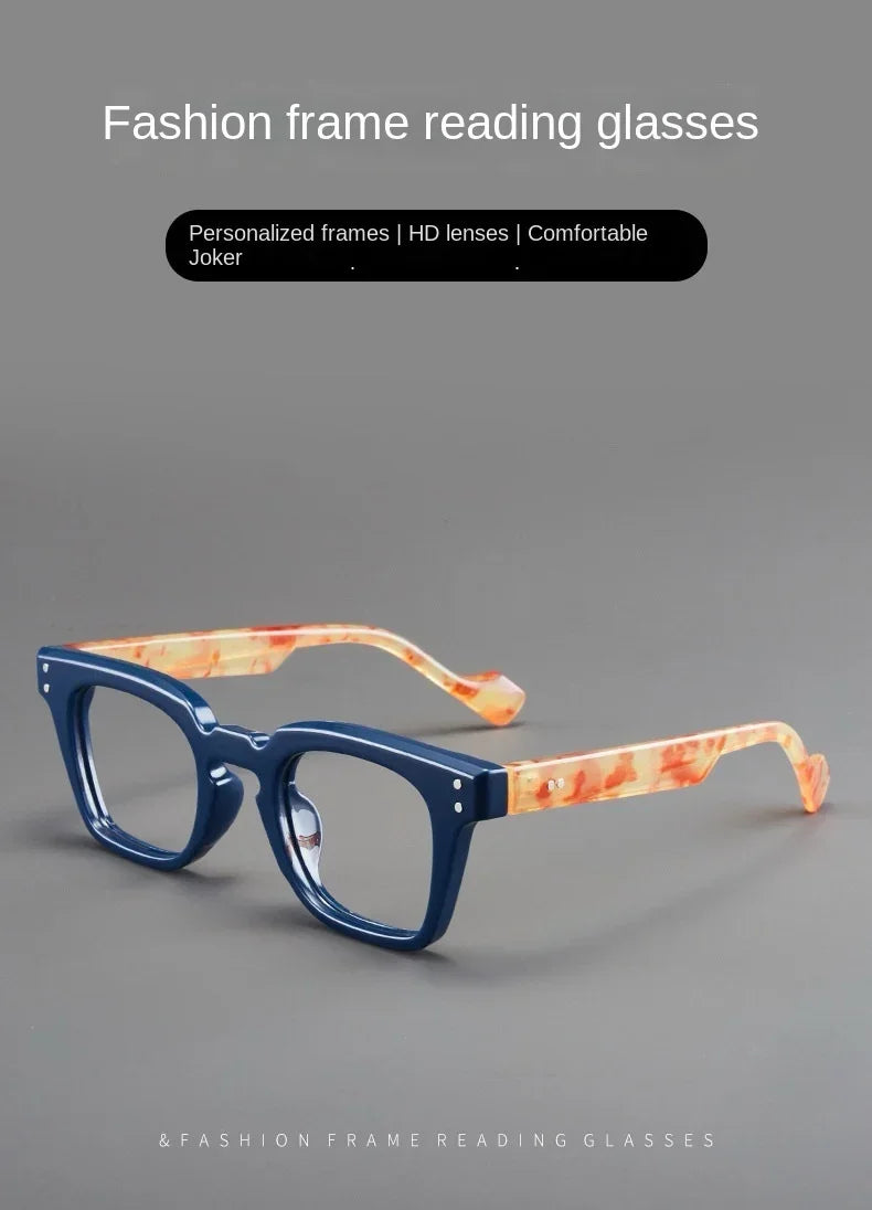 Une paire de lunettes de lecture à monture bleue avec tempes marbrées orange sur fond gris.