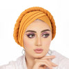 امرأة ترتدي غطاء رأس حجاب برتقالي بثلاثة صلبان مع ظلال عيون أرجوانية.