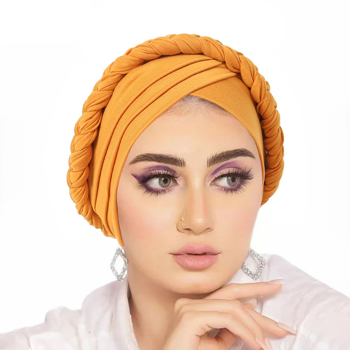 امرأة ترتدي غطاء رأس حجاب برتقالي بثلاثة صلبان مع ظلال عيون أرجوانية.