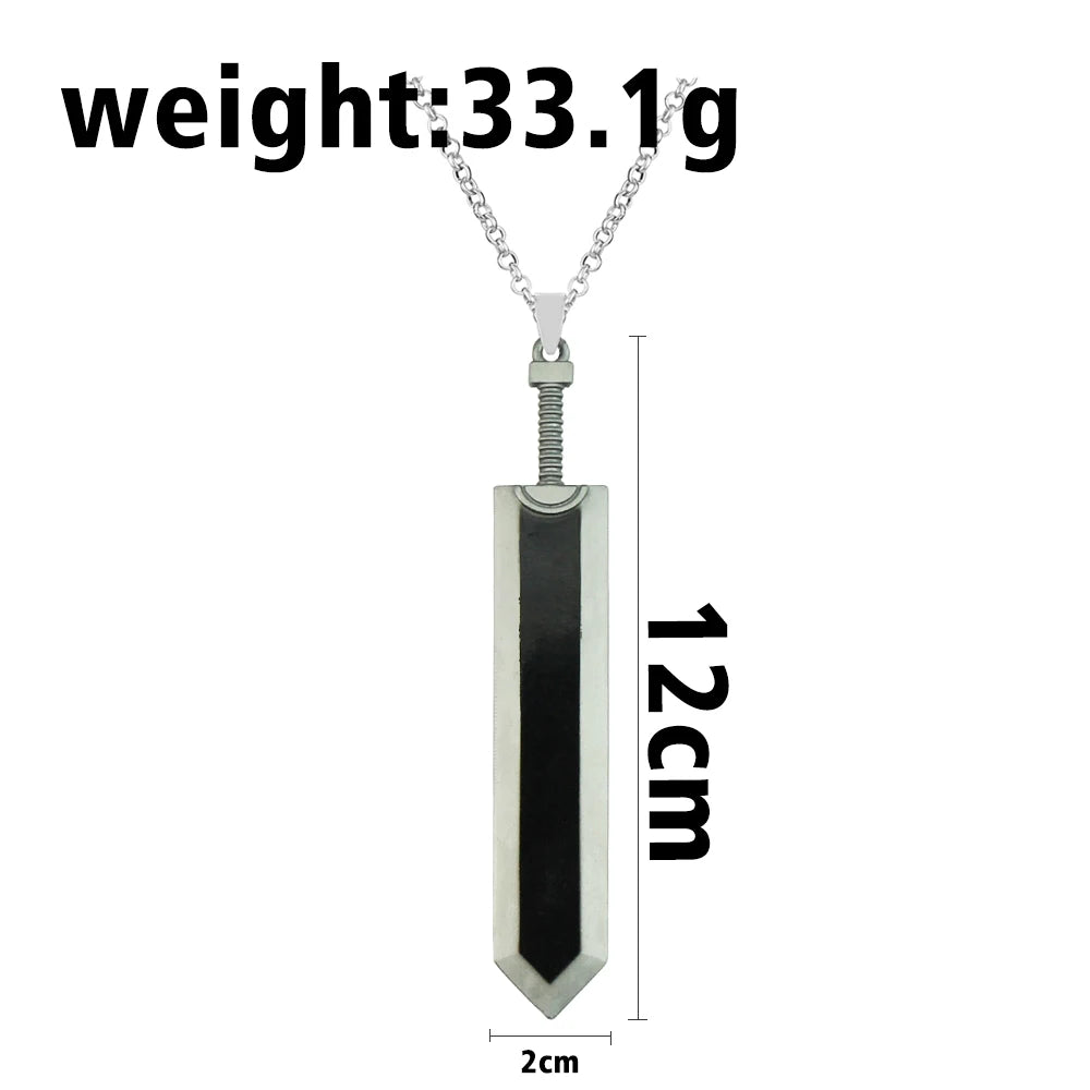 Collar de plata con dije de logo de espada negra y cadena de plata.