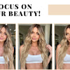Tres fotos de una modelo con cabello rubio largo y ondulado y un top blanco corto