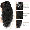 Extensions de cheveux noirs à clip montrant un style ondulé volumineux et superposé.