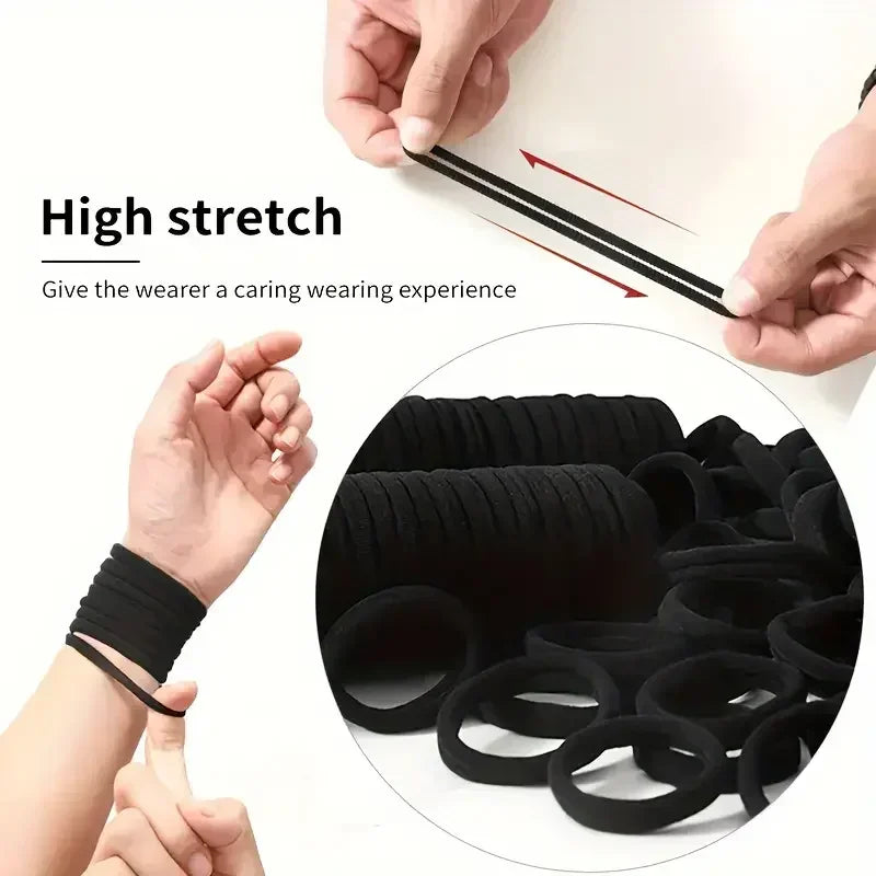 Schwarze elastische Haarbänder, die von Händen gedehnt werden, mit verschiedenen schwarzen Haarbändern darunter.