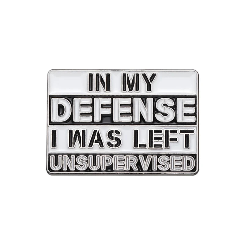 Pin de esmalte plateado con el texto 'IN MY DEFENSE I WAS LEFT UNSUPERVISED' grabado.