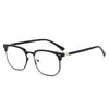 Une paire de lunettes photochromiques noires anti-lumière bleue vue de face.