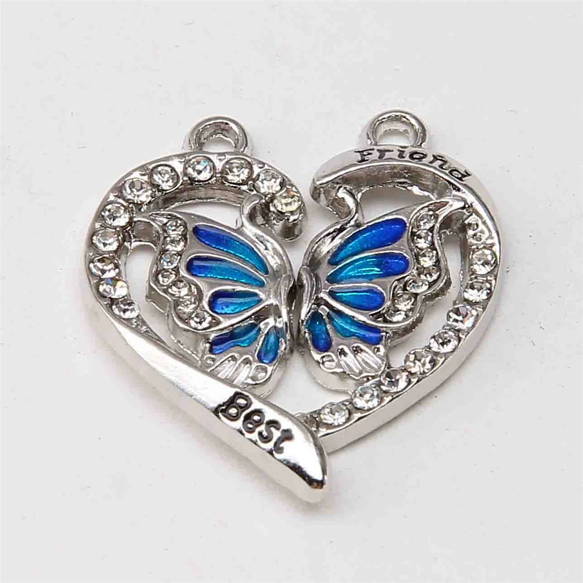 Juego de collar de amistad plateado con dos colgantes de mariposa, uno grabado con la palabra Mejor.