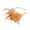 Un bandeau fascinateur en plume brun clair délicat avec des plumes fines et une bande incurvée.