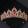Couronne de tiara en cristal doré avec des gemmes rouges et une finesse de filigrane détaillée.