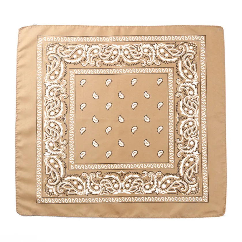 Artículo de tela beige cuadrada con intrincados bordados blancos y un patrón central de pequeñas formas blancas.