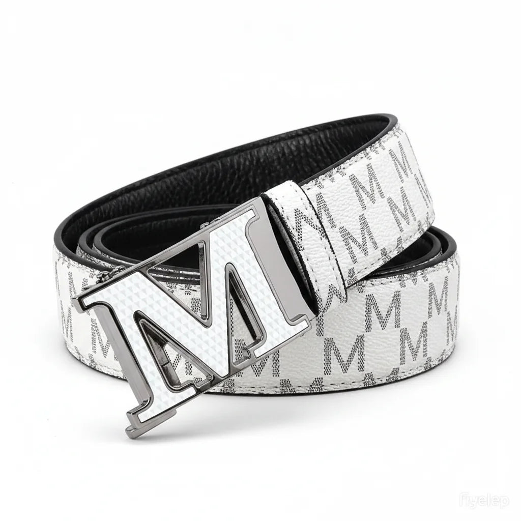 Cinturón de moda con letra M plateada y correa de cuero negro y material estampado blanco.
