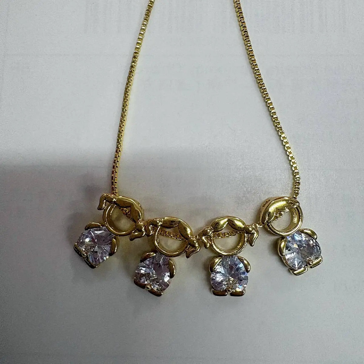 Goldkette mit Herzanhänger aus klaren Steinen