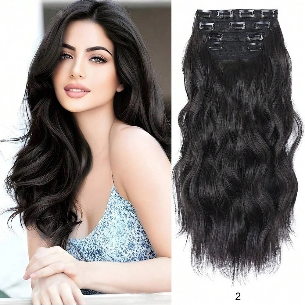 Una mujer modela extensiones de cabello negro ondulado con un top y un bajo clip-in, vista en primer plano.