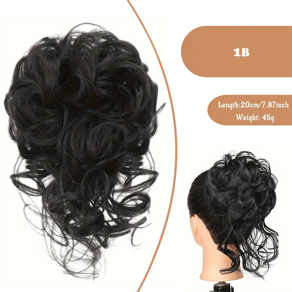 Schwarke, natürliche synthetische Haarbüschel in Seitansicht auf einem Mannequin-Kopf.