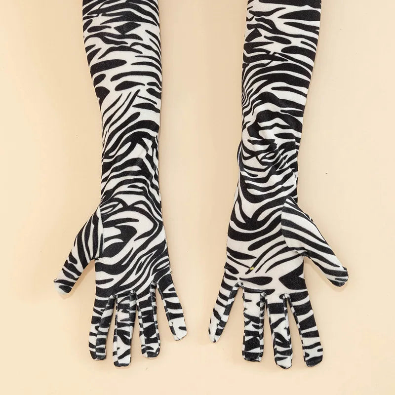 Ein Paar schwarz-weißes Leopardenmuster-Langhandschuhe in Performance-Stil vor hellem Hintergrund.
