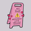 Insignia de esmalte rosa con una señal de advertencia que dice: No estoy de humor, acérquese con precaución.