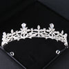Tiare et couronne en strass de cristal étincelants, accessoire de cheveux, sur une surface sombre.