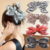 Colección de elegantes lazos para el cabello vintage con patrones de anacardo en telas blancas, marrones y rojas.
