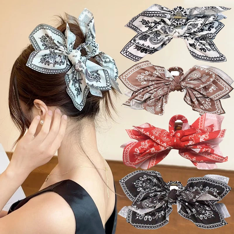 Colección de elegantes lazos para el cabello vintage con patrones de anacardo en telas blancas, marrones y rojas.