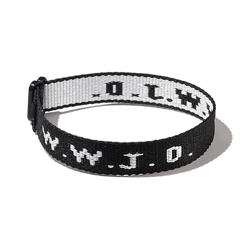 سوار معصم محبوك باللونين الأبيض والأسود يحمل الأحرف O.L.W.J.O.