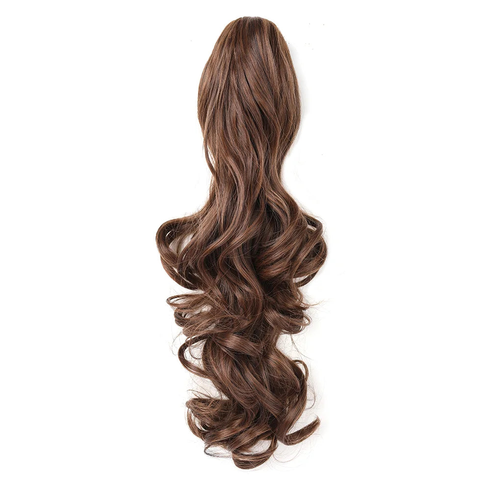 Un largo cabello castaño ondulado peinado en una cola de caballo fluida.
