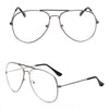Lunettes à monture dorée rétro pour femmes et hommes, photo en studio.