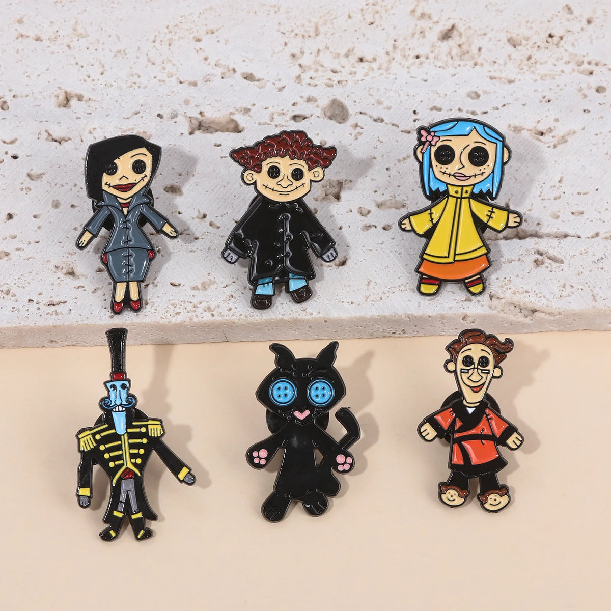 Collection de broches émail représentant des personnages de films d'horreur animés, dont une femme en costume, une silhouette