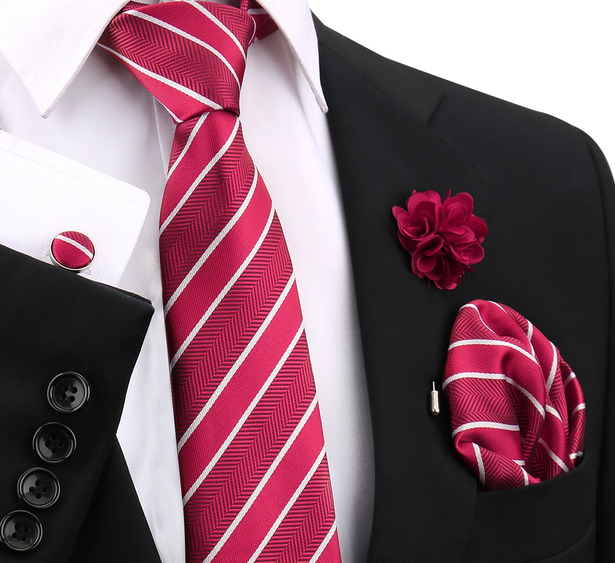Nahaufnahme einer rosa-weiß gestreiften Krawatte, getragen mit schwarzem Sakko und einer passenden roten Rosenboutonnière.